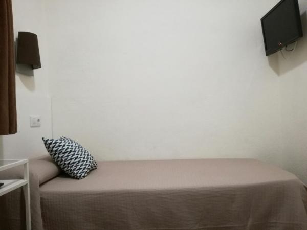 Hostal Lesseps : photo 6 de la chambre chambre simple avec salle de bains commune