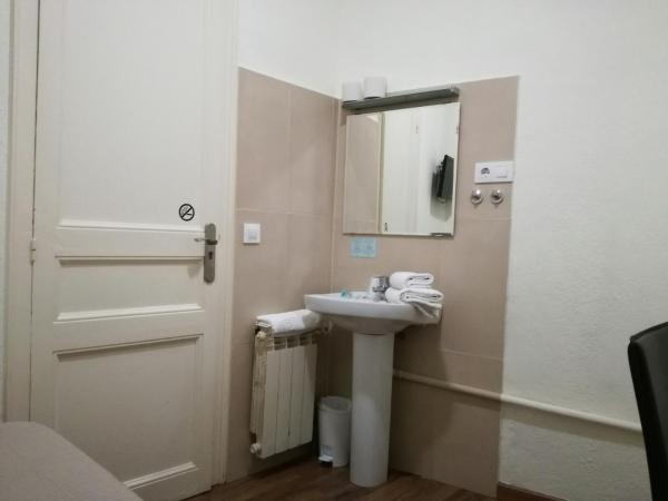 Hostal Lesseps : photo 3 de la chambre chambre simple avec salle de bains commune