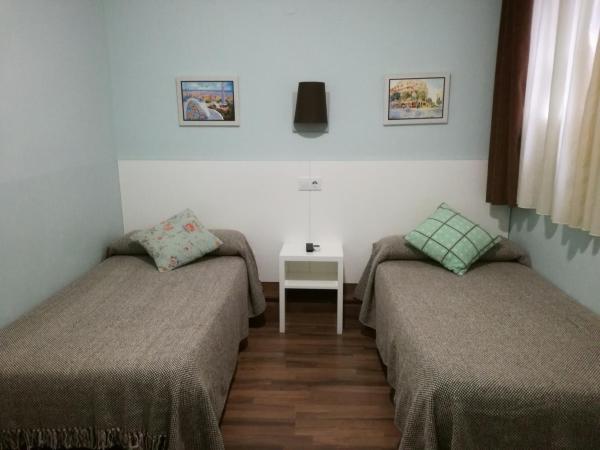 Hostal Lesseps : photo 3 de la chambre chambre lits jumeaux intérieure