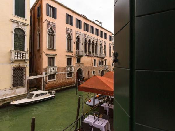 Hotel Liassidi Palace : photo 6 de la chambre chambre double - vue sur canal - bâtiment séparé