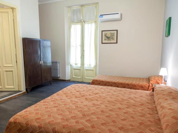 Hotel Reina : photo 10 de la chambre chambre triple standard