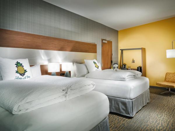 Staypineapple, Hotel Z, Gaslamp San Diego : photo 1 de la chambre chambre z 2 lits queen-size avec Équipements de communication