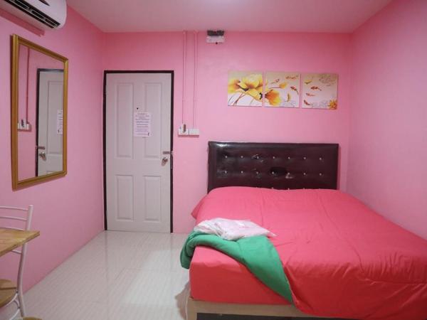 Pa Chalermchai Guesthouse : photo 1 de la chambre chambre double avec salle de bains privative