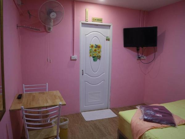 Pa Chalermchai Guesthouse : photo 4 de la chambre chambre double avec salle de bains privative