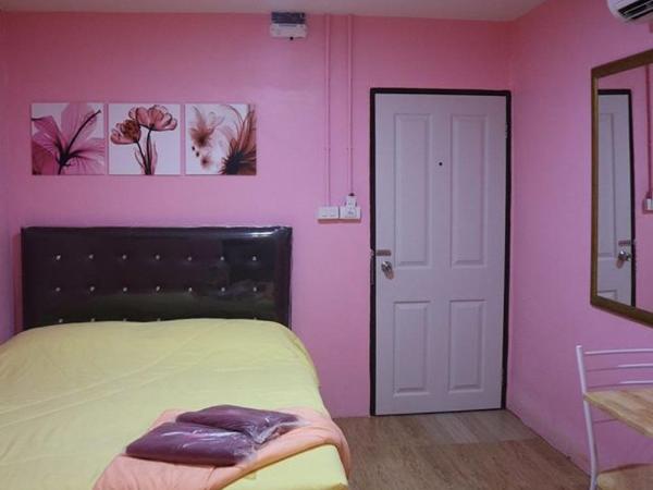 Pa Chalermchai Guesthouse : photo 6 de la chambre chambre double avec salle de bains privative