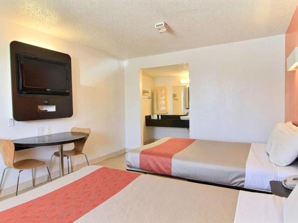 Motel 6-Austin, TX : photo 4 de la chambre chambre quadruple