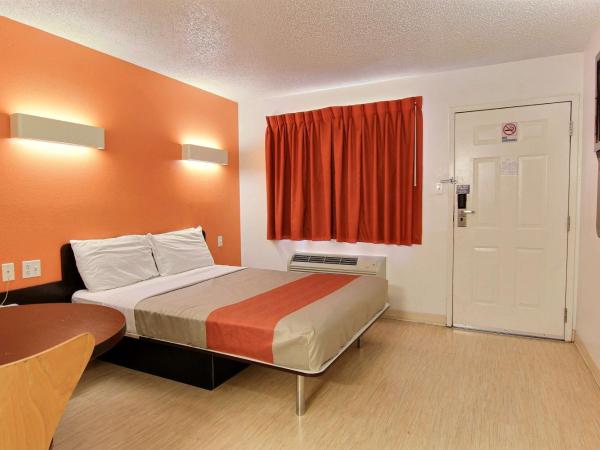 Motel 6-Austin, TX : photo 3 de la chambre chambre lit queen-size 