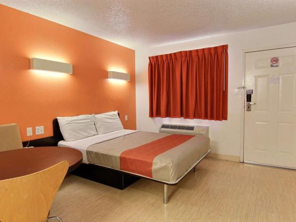 Motel 6-Austin, TX : photo 2 de la chambre chambre lit queen-size 