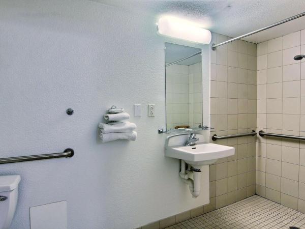 Motel 6-Austin, TX : photo 5 de la chambre chambre quadruple pour personnes à mobilité réduite - douche accessible en fauteuil roulant
