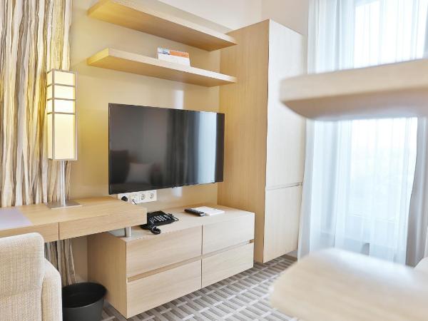 Hotel TheGreen ehemals Köln11 : photo 7 de la chambre deluxe dopplezimmer mit aussicht auf den golfplatz