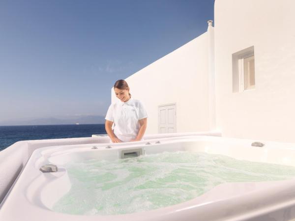 Mykonos Bay Resort & Villas : photo 1 de la chambre chambre double de luxe avec jacuzzi extérieur - vue partielle sur mer