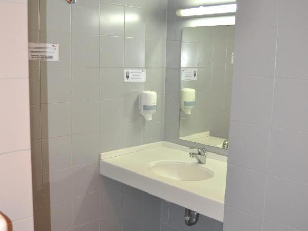 HI Porto - Pousada de Juventude : photo 10 de la chambre chambre lits jumeaux avec salle de bains privative