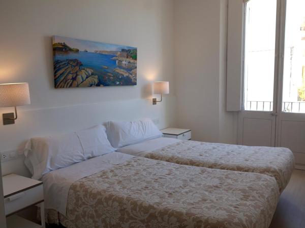 Hostal Marina Cadaqués : photo 2 de la chambre chambre double ou lits jumeaux avec terrasse