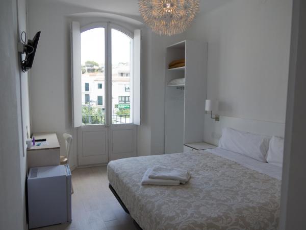 Hostal Marina Cadaqués : photo 1 de la chambre chambre double ou lits jumeaux avec terrasse