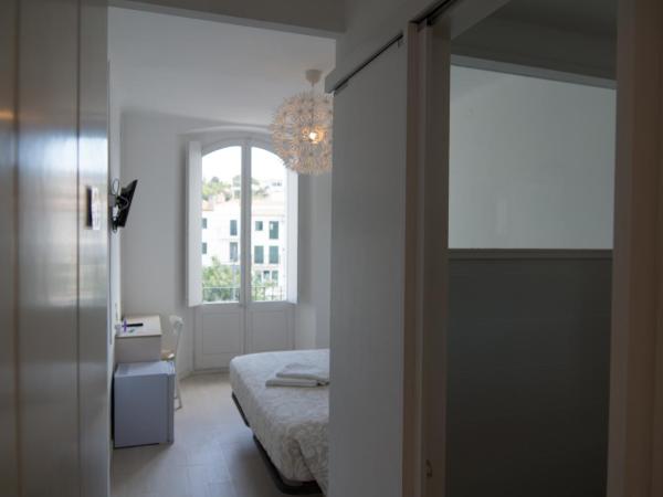 Hostal Marina Cadaqués : photo 4 de la chambre chambre double ou lits jumeaux avec terrasse
