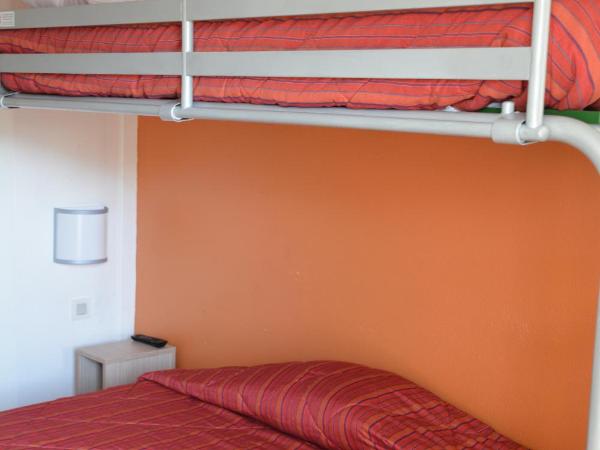 Premiere Classe Biarritz : photo 9 de la chambre chambre triple (1 lit double et 1 lit simple)