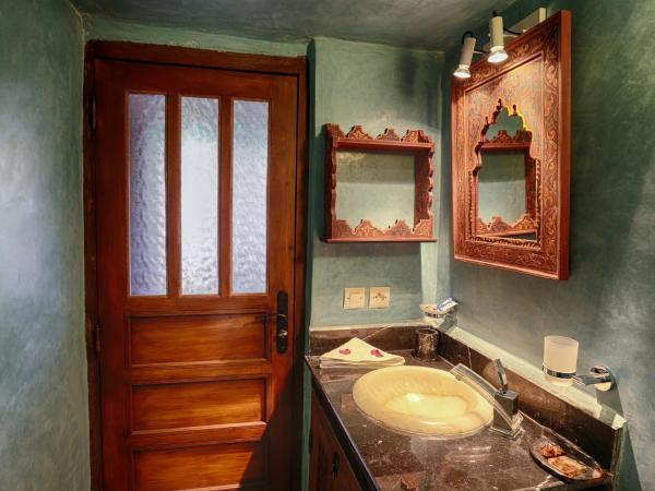 Riad Toyour- Riad of birds : photo 5 de la chambre suite lepaon