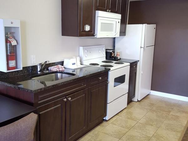 Travelodge by Wyndham Kamloops Mountview : photo 6 de la chambre suite 2 chambres lit queen-size avec cuisine entièrement Équipée