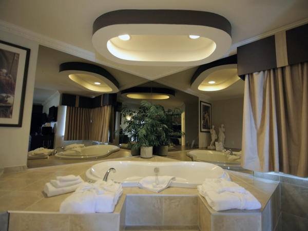 Travelodge by Wyndham Kamloops Mountview : photo 2 de la chambre suite lit king-size avec jacuzzi