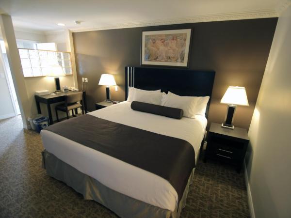 Travelodge by Wyndham Kamloops Mountview : photo 4 de la chambre suite lit king-size avec jacuzzi
