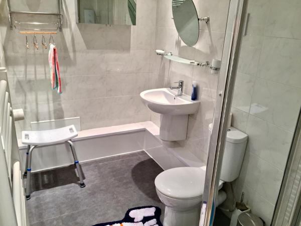 16 Pilrig Guest House : photo 7 de la chambre chambre double avec salle de bains privative extérieure