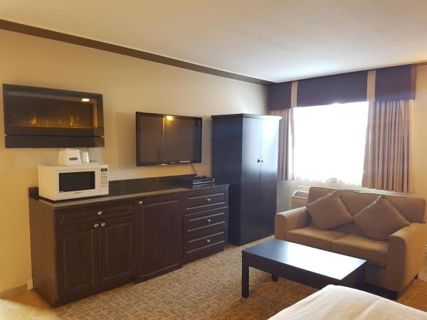 Travelodge by Wyndham Kamloops Mountview : photo 5 de la chambre suite lit king-size avec jacuzzi