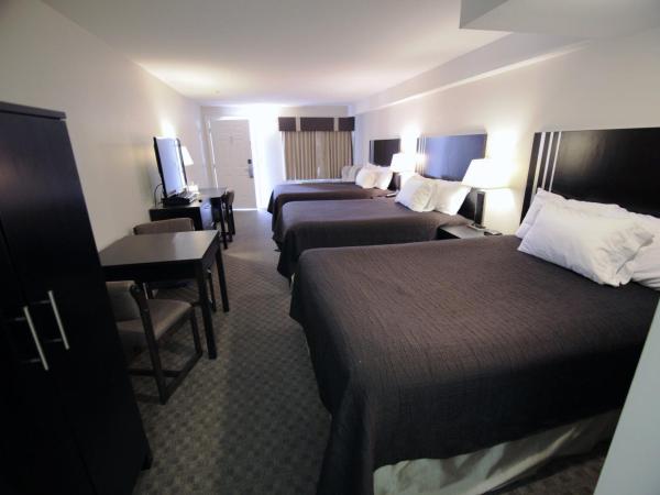 Travelodge by Wyndham Kamloops Mountview : photo 4 de la chambre hébergement 3 lits queen-size avec kitchenette