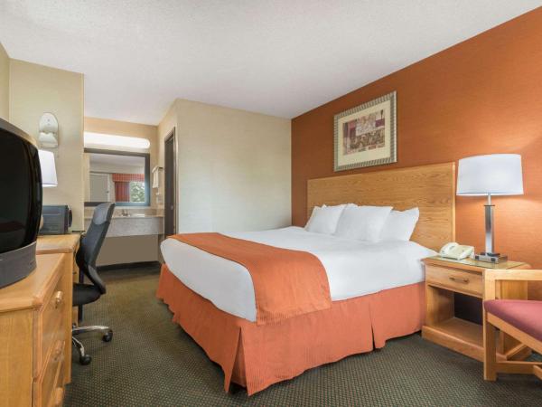 Days Inn by Wyndham Columbus Fairgrounds : photo 2 de la chambre chambre lit king-size - non-fumeurs