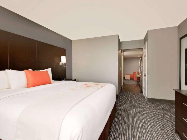 Hawthorn Extended Stay by Wyndham Columbus West : photo 4 de la chambre suite lit king-size avec douche accessible en fauteuil roulant - non-fumeurs