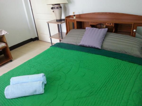 Roong-Arun Apartment : photo 3 de la chambre chambre double avec balcon