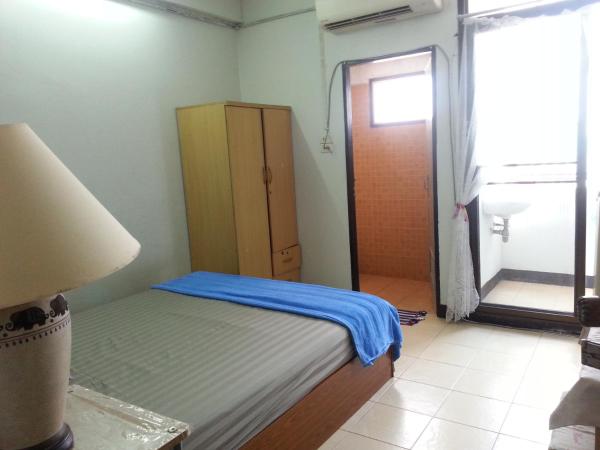 Roong-Arun Apartment : photo 2 de la chambre chambre double avec balcon