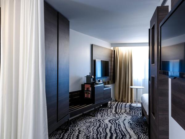 Novotel Paris 14 Porte d'Orléans : photo 5 de la chambre chambre lit queen-size exécutive avec canapé 2 places - vue sur paris