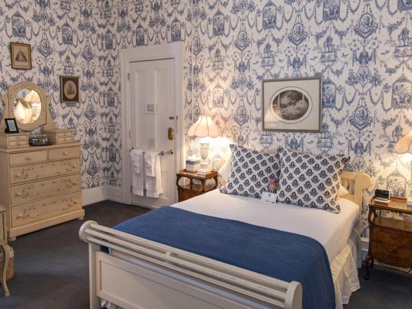 La Reserve Bed and Breakfast : photo 3 de la chambre chambre lit queen-size avec salle de bains commune n° 1