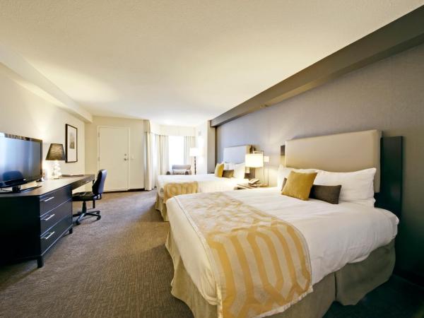 Coast Kamloops Hotel & Conference Centre : photo 2 de la chambre hébergement 2 lits queen-size coast - vue sur vallée