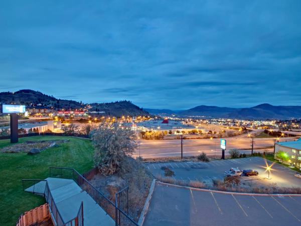 Coast Kamloops Hotel & Conference Centre : photo 7 de la chambre hébergement lit king-size coast - vue sur vallée