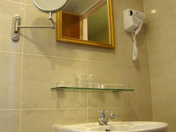 DM Hotel : photo 4 de la chambre chambre lits jumeaux