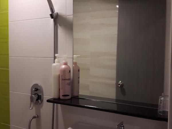 De Benz Inn : photo 6 de la chambre chambre triple avec salle de bains