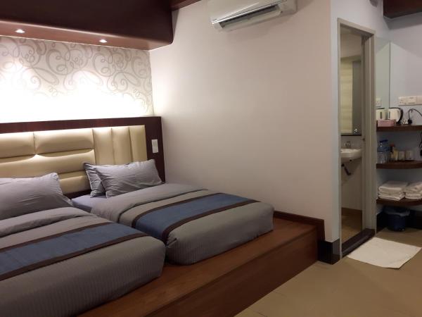 De Benz Inn : photo 1 de la chambre chambre triple avec salle de bains