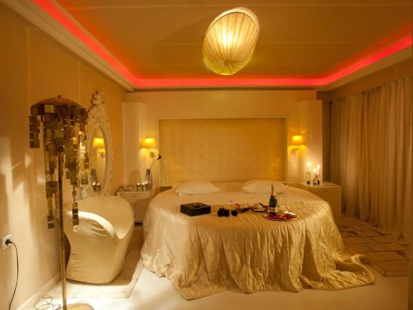 The Crystal Blue Hotel : photo 4 de la chambre chambre lit king-size avec baignoire spa