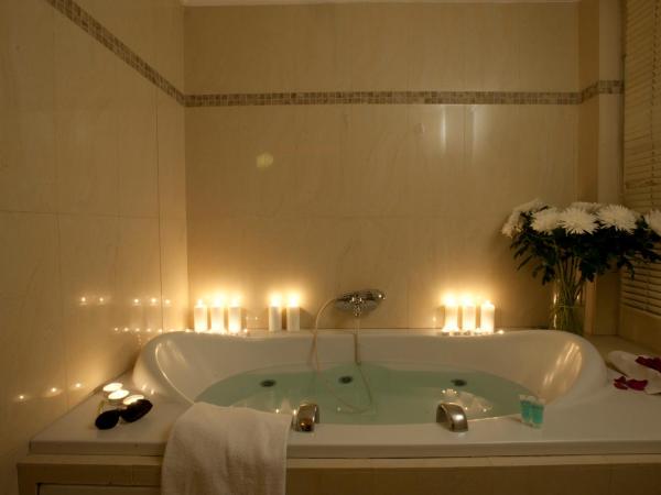 The Crystal Blue Hotel : photo 5 de la chambre chambre lit king-size avec baignoire spa