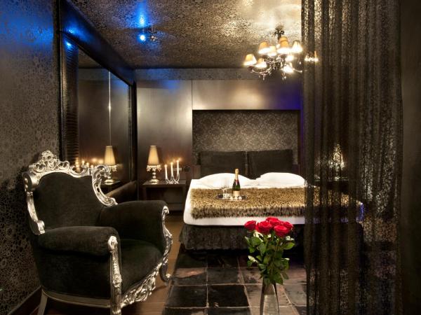 The Crystal Blue Hotel : photo 6 de la chambre chambre lit king-size avec baignoire spa