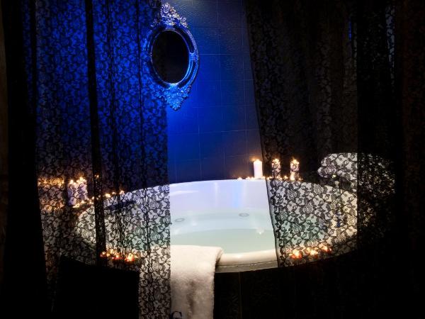The Crystal Blue Hotel : photo 7 de la chambre chambre lit king-size avec baignoire spa