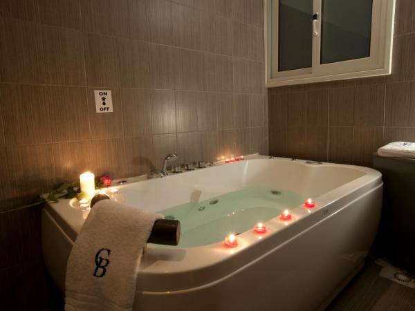The Crystal Blue Hotel : photo 8 de la chambre chambre lit queen-size avec baignoire spa