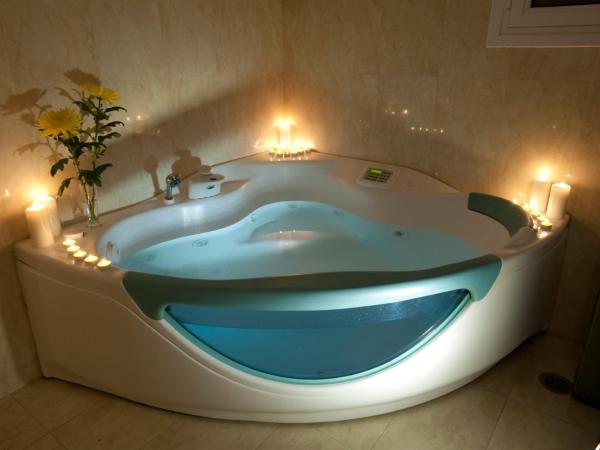 The Crystal Blue Hotel : photo 7 de la chambre chambre lit queen-size avec baignoire spa