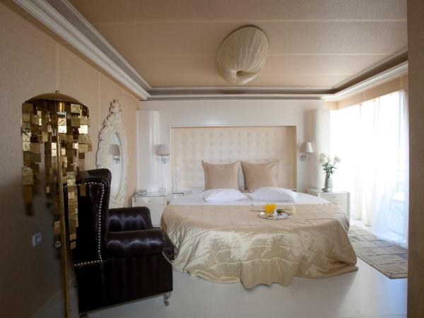 The Crystal Blue Hotel : photo 2 de la chambre chambre lit king-size avec baignoire spa