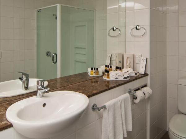 Copthorne Hotel & Resort Lakefront Queenstown : photo 10 de la chambre suite junior avec balcon - vue sur lac