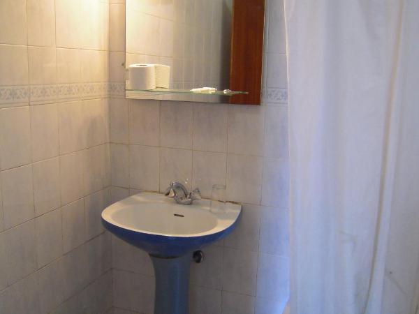 Guesthouse Lusa Atenas : photo 6 de la chambre chambre quadruple