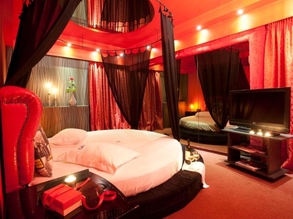 The Crystal Blue Hotel : photo 9 de la chambre chambre lit queen-size avec baignoire spa
