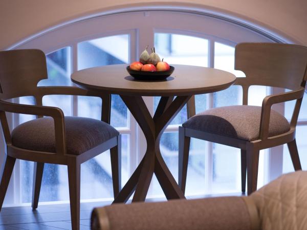 The LaLit London : photo 8 de la chambre hébergement salle de classe junior