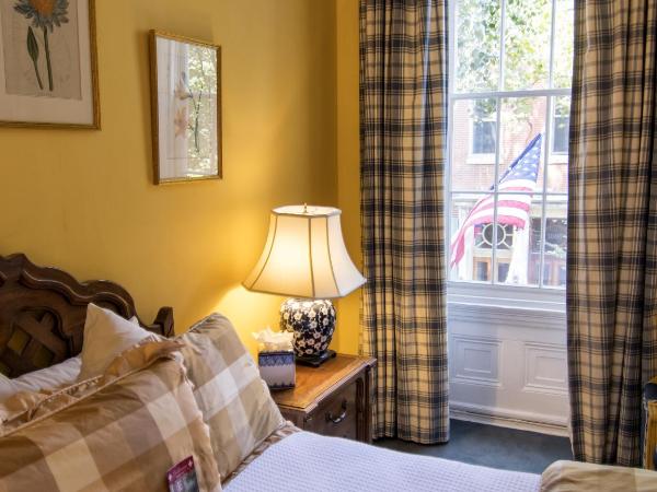 La Reserve Bed and Breakfast : photo 3 de la chambre chambre lit queen-size avec salle de bains commune n° 2